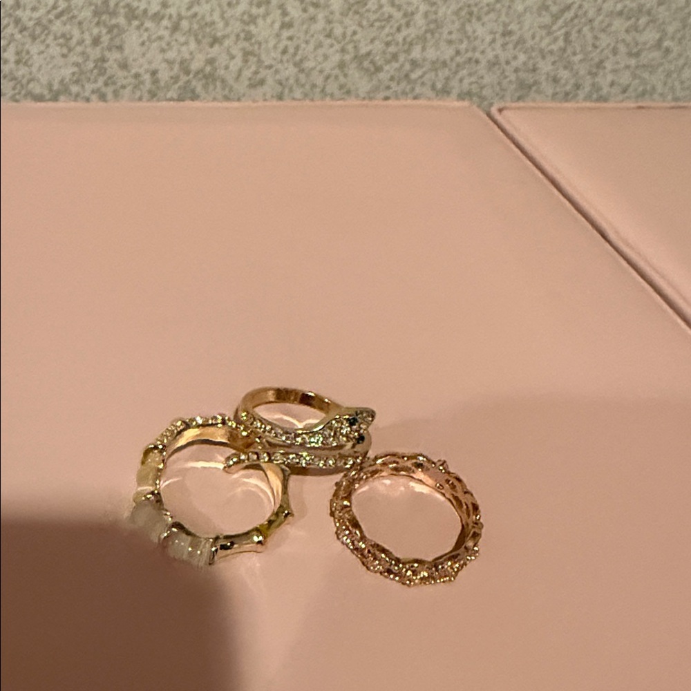 3 rings, two of them can be adjusted (snake& pearl)